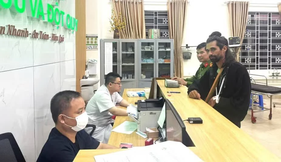 Công an đưa du khách nước ngoài vượt quãng đường gần 100km đi cấp cứu trong đêm