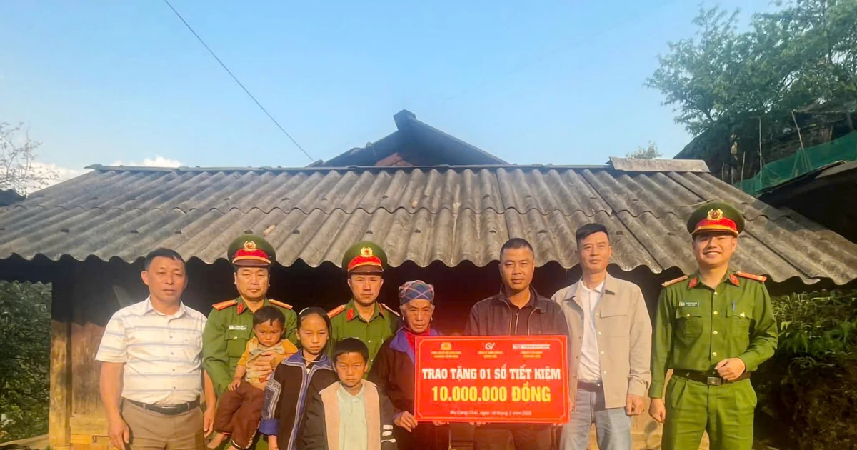 Công an xã Mù Cang Chải mở sổ tiết kiệm cho các em nhỏ có hoàn cảnh khó khăn