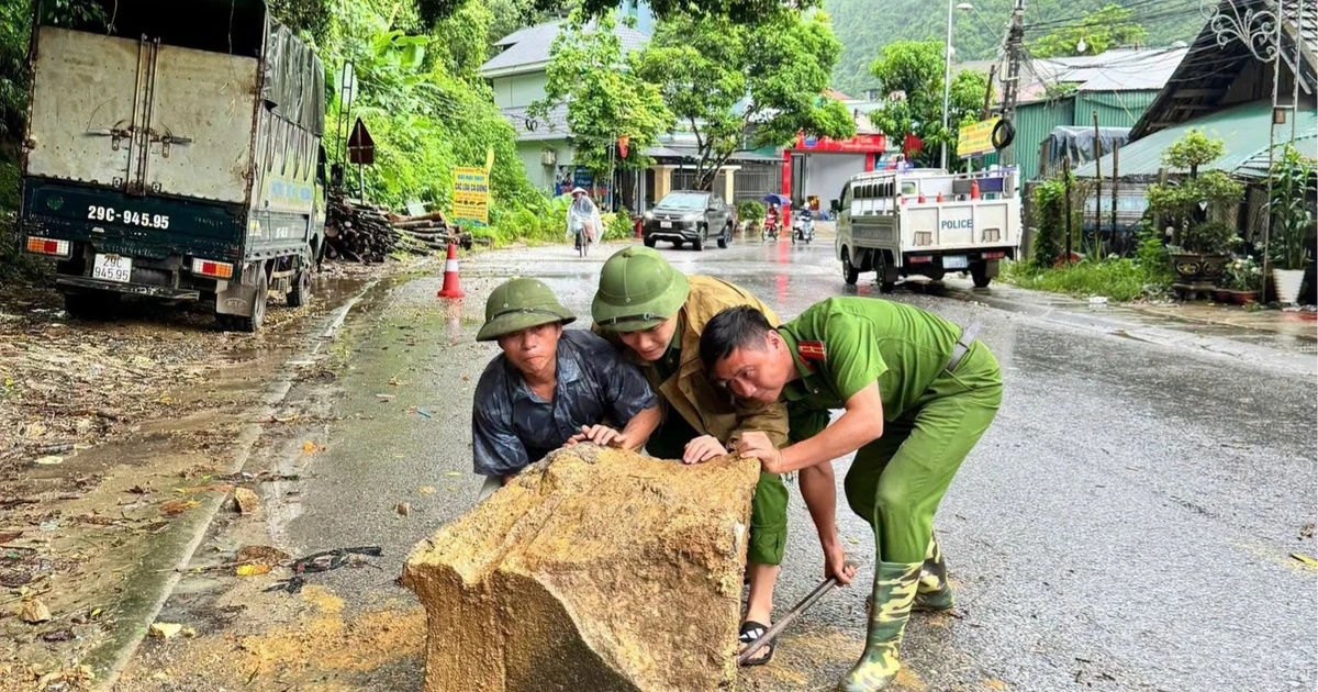 Sau mưa lớn kéo dài, công an, quân đội Lào Cai khẩn trương hỗ trợ người dân khắc phục hậu quả