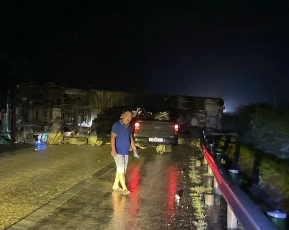 Xe khách lật trên cao tốc Nội Bài - Lào Cai, 5 người bị thương