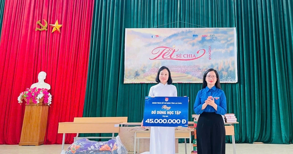 Gửi sách bút từ Thủ đô tặng học sinh vùng khó Lai Châu