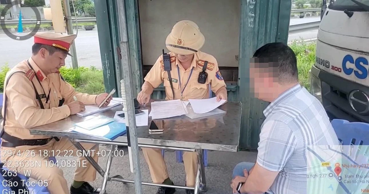 Bị tước bằng lái vì nồng độ cồn, cán bộ xã vẫn lái xe trên cao tốc