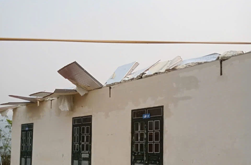 Lốc xoáy ở Điện Biên làm tốc mái trường học, 9 nhà dân bị ảnh hưởng