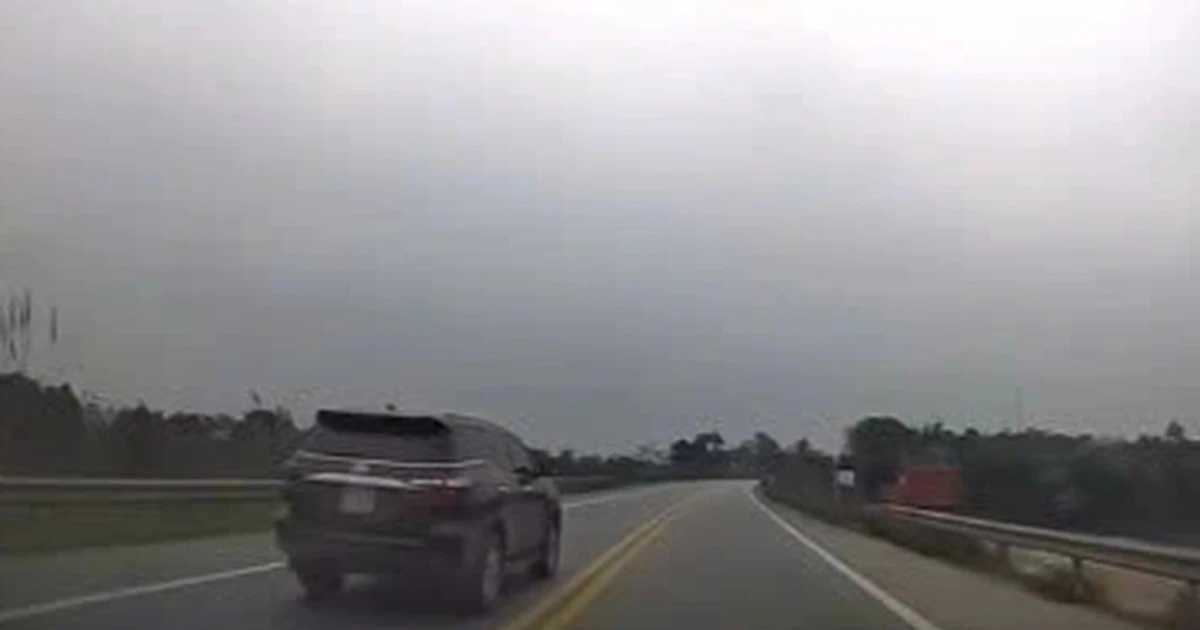 Phạt tài xế xe biển xanh vượt ẩu trên cao tốc Nội Bài - Lào Cai