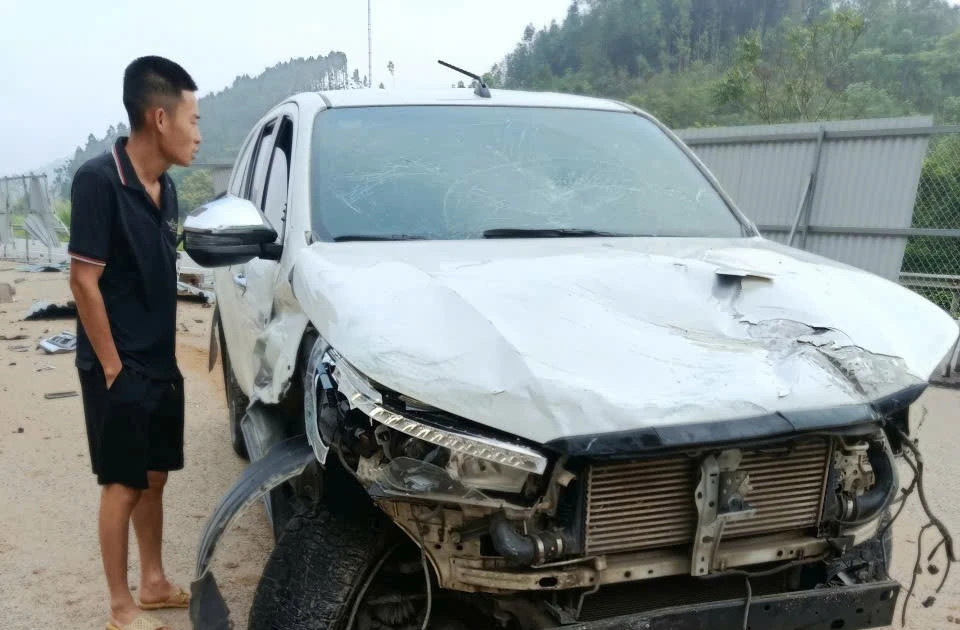 Thiếu tá công an tử vong khi va chạm rào chắn trên cao tốc Nội Bài - Lào Cai