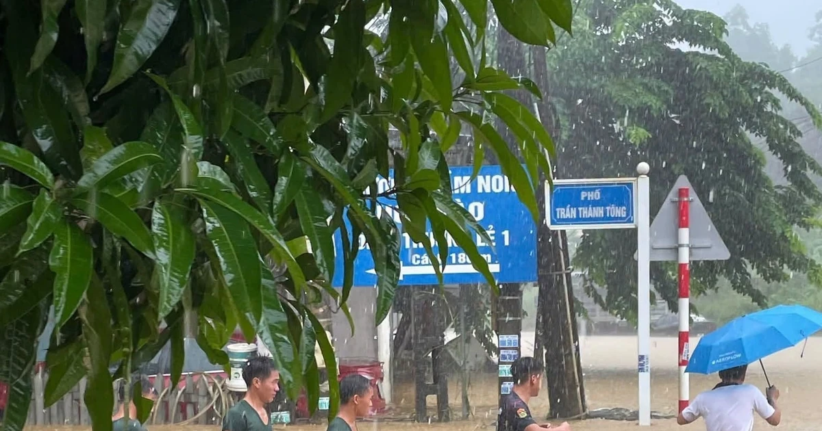 CLIP: Mưa lớn ở Lào Cai, có nơi nước ngập ngang người