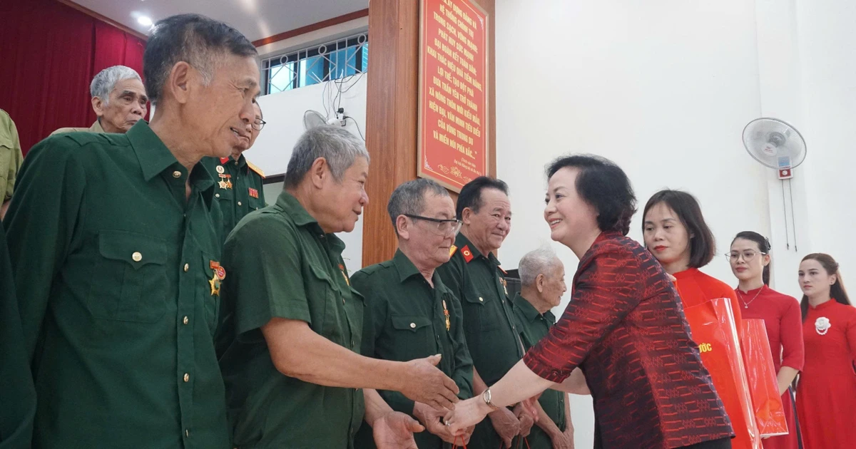 Phó Thủ tướng Phạm Thị Thanh Trà thăm, tặng quà tại Lào Cai