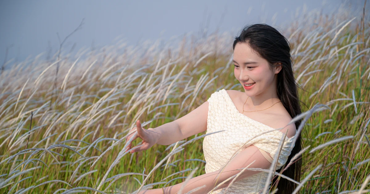 Bạn trẻ nô nức check in đồi cỏ tranh ở Điện Biên trắng muốt, đẹp mê mẩn