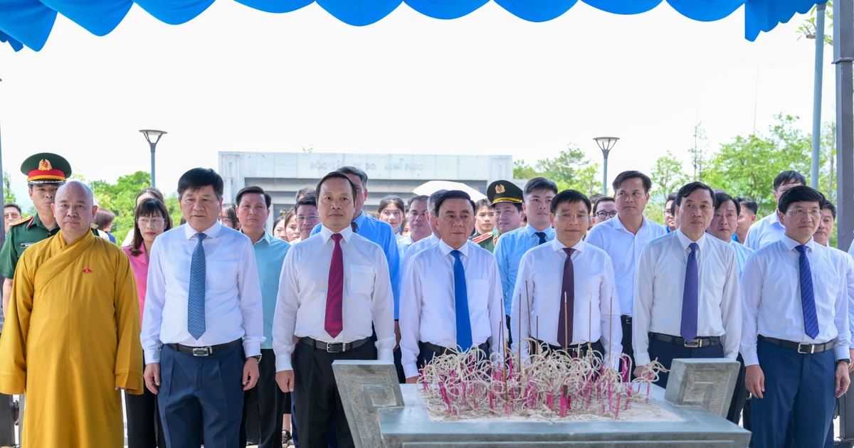 Thường trực Ban Bí thư Trần Cẩm Tú dâng hương tri ân các Anh hùng liệt sĩ tại tỉnh Điện Biên