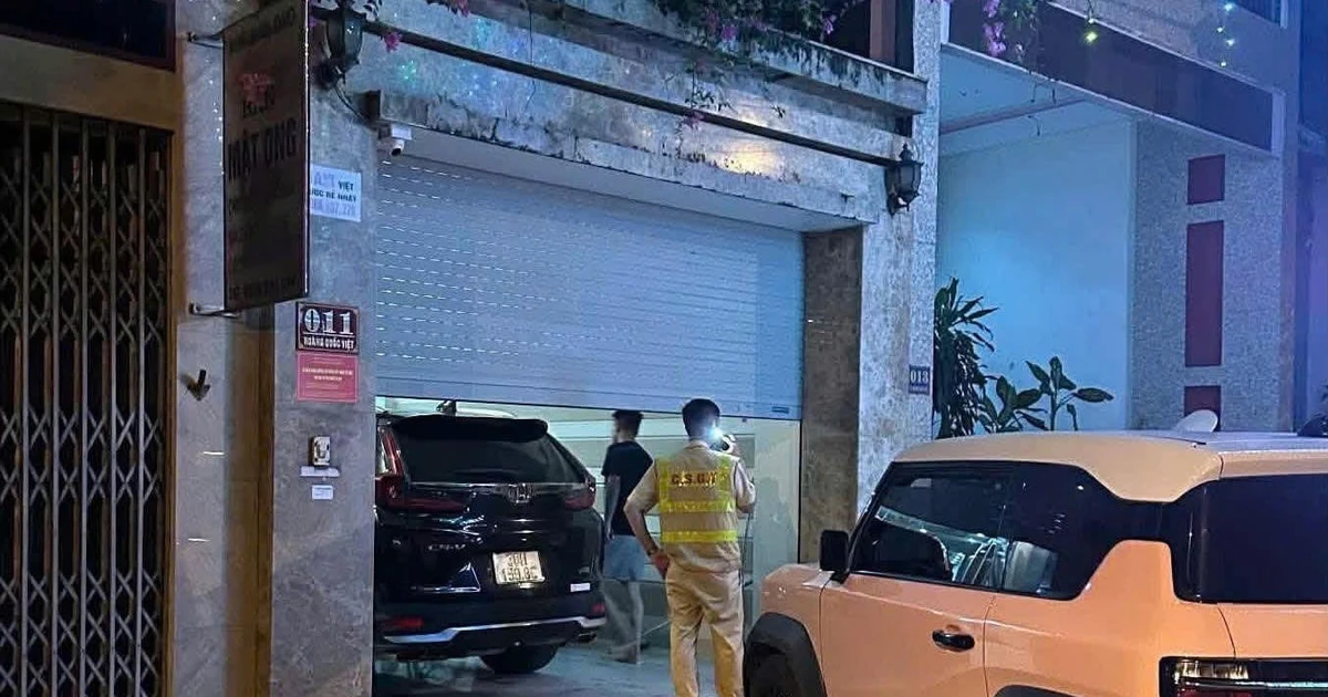 Lái xe ôtô tông trúng hai 2 người trên vỉa hè rồi rời khỏi hiện trường