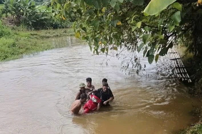 Người đàn ông bị lũ cuốn trôi, may mắn thoát nạn trong gang tấc