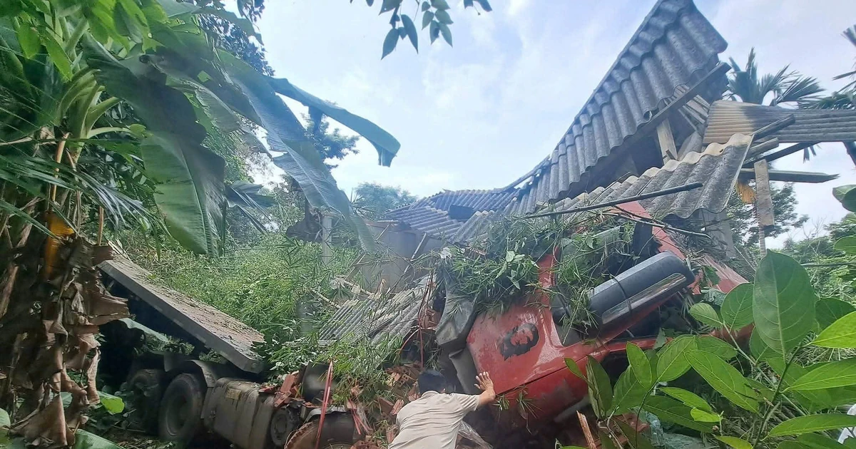 Xe đầu kéo lao xuống đèo, húc sập nhà dân, tài xế tử vong