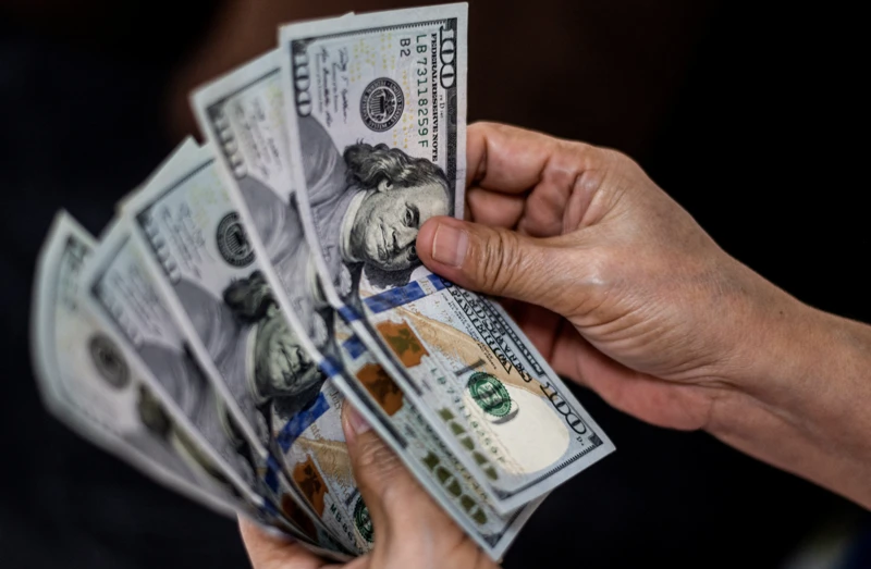Vì sao giá USD lao dốc?