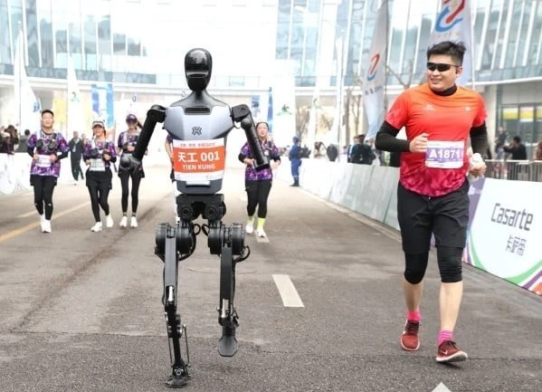 Trung Quốc: Robot và người chạy đua