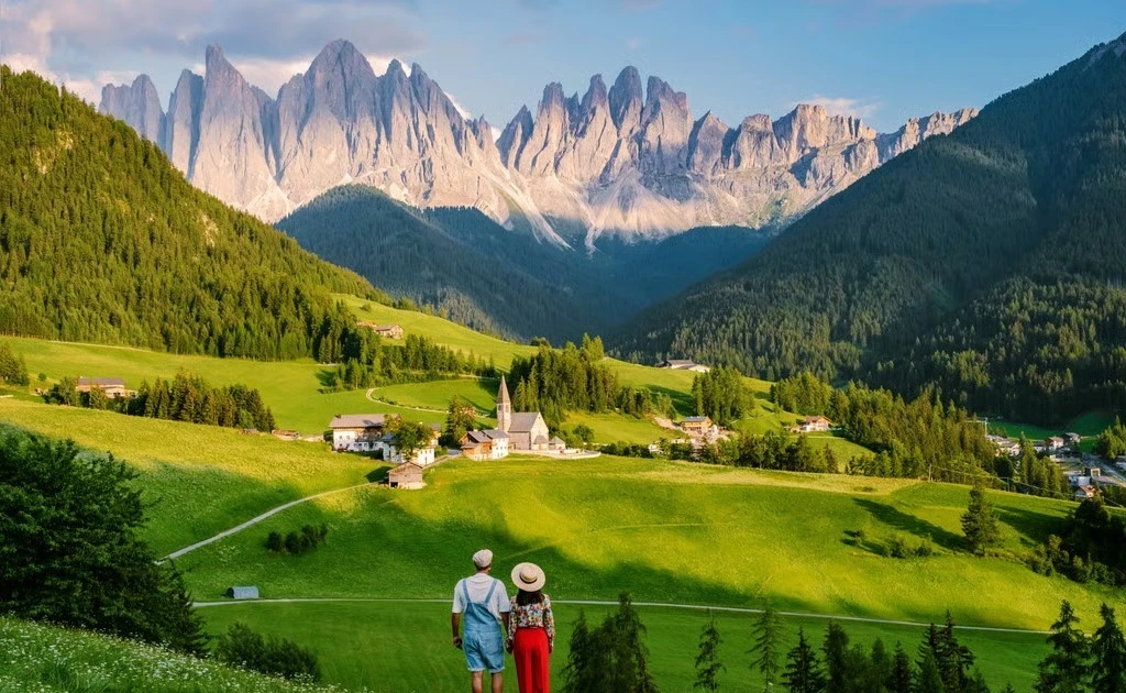 Khách du lịch đang gây 'sang chấn' một ngôi làng đẹp như tranh vẽ tại Ý