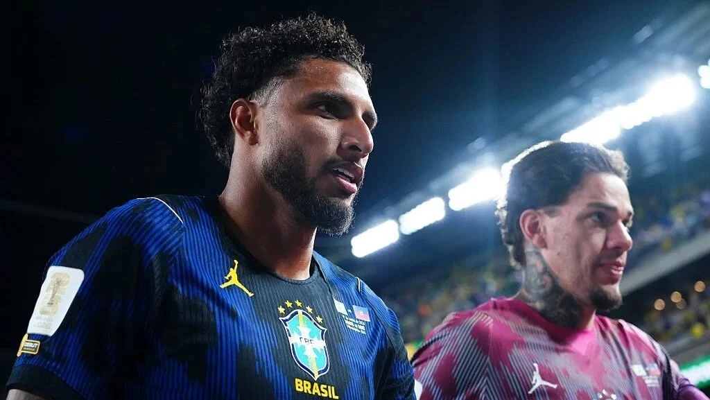Điều gì làm nên sức hút của 'chiến binh không biết sợ hãi' của Brazil, Ederson?
