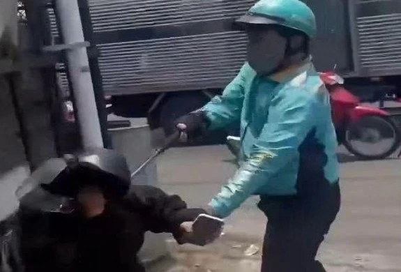 Công an vào cuộc điều tra người mặc áo xe ôm công nghệ lấy hung khí đánh người ở TPHCM