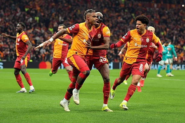 Liverpool gục ngã trước Galatasaray, điểm yếu phạt góc tiếp tục trả giá