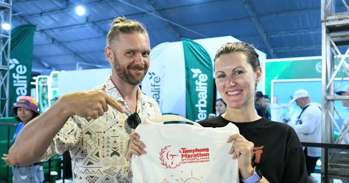 Nụ cười, sắc màu và năng lượng tràn ngập ngày đầu nhận racekit Tiền Phong Marathon 2026