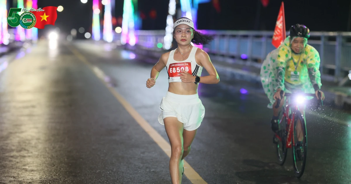 Những 'nữ chiến binh' xinh đẹp thắp lửa đường đua 21km Tiền Phong Marathon 2026