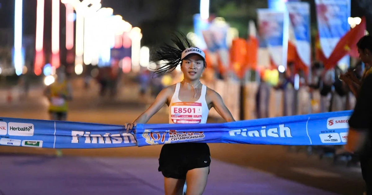 Tân vô địch 21km nữ Lê Thị Lam: 'Bất ngờ khi đối thủ áp sát phía sau ở vạch đích'