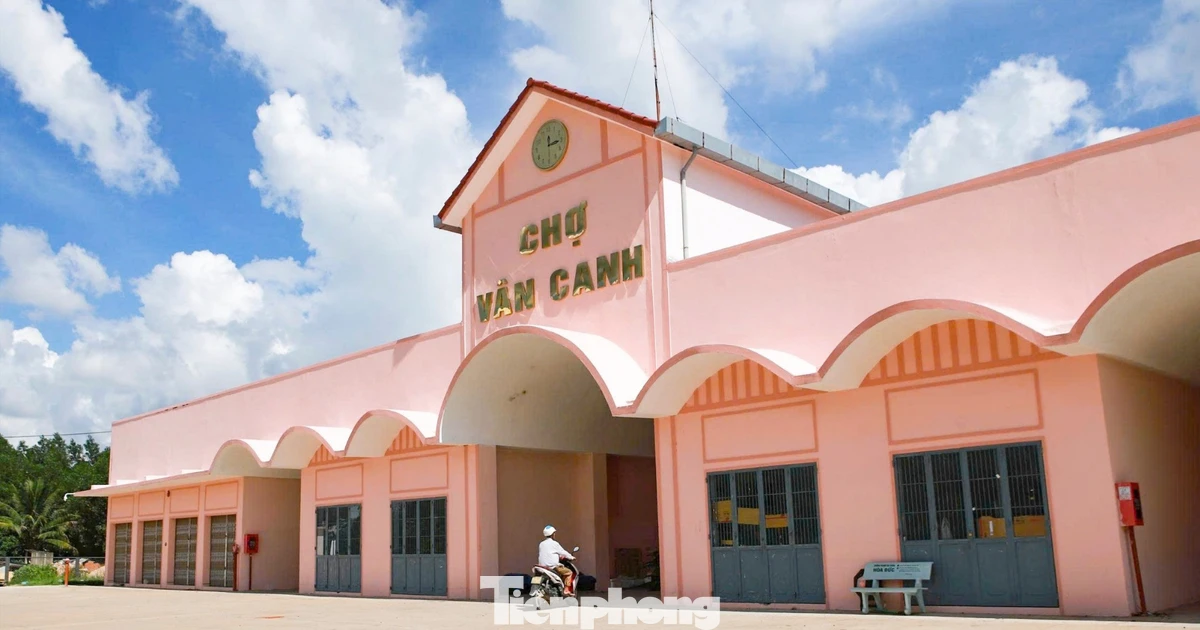 Dân quen mua bán lề đường, chợ mới khang trang ế ẩm