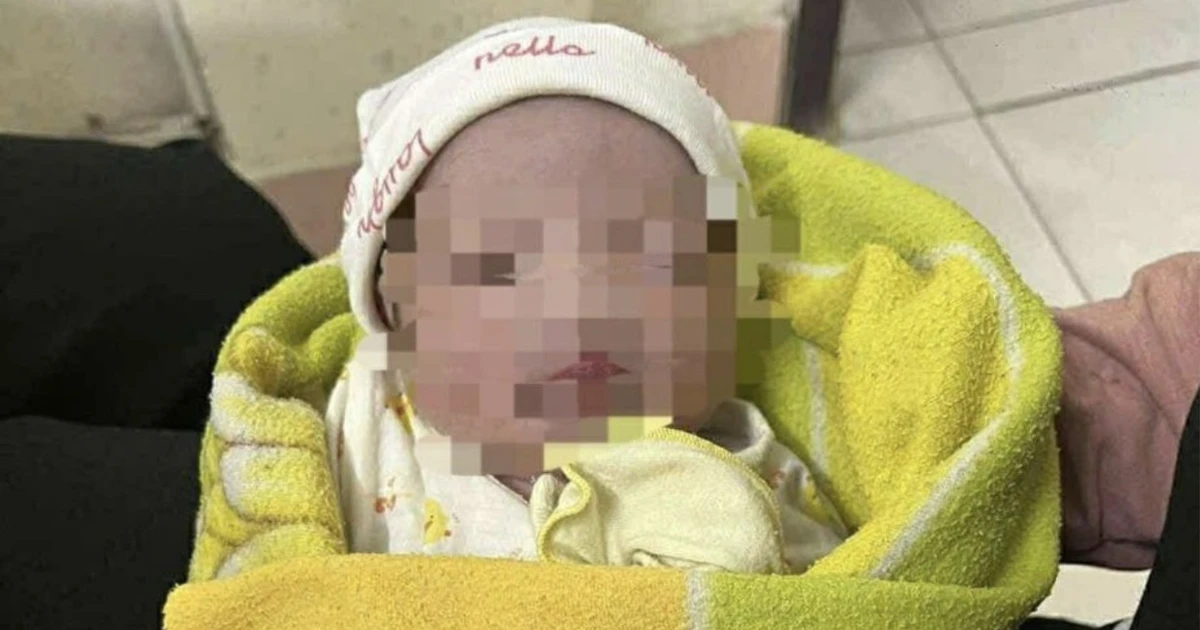 Đưa bé gái sơ sinh bị bỏ rơi trong nhà hoang vào bệnh viện chăm sóc