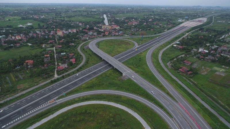 Đề xuất 'lên đời' nhiều tuyến đường huyết mạch