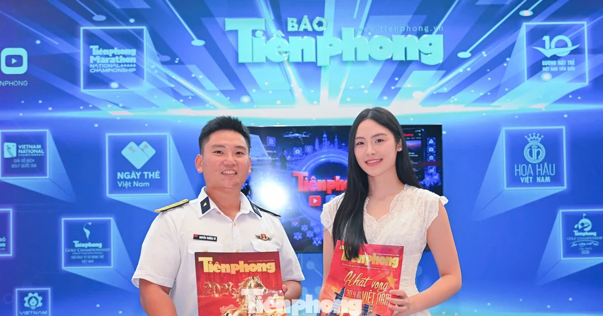 Á hậu Vân Nhi chụp hình với độc giả tại Hội báo toàn quốc 2026
