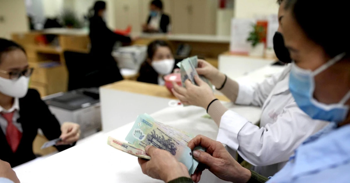 Lương, tiền công từ 5 triệu đồng phải chuyển khoản