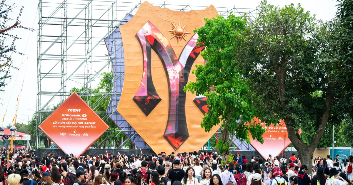 Biển người đổ về ‘ngôi nhà chung’ tại Hưng Yên, đội mưa chờ lễ tốt nghiệp của các anh tài