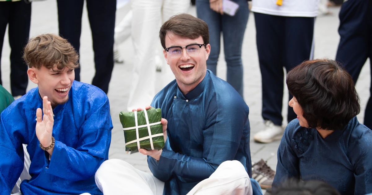 Sân trường Ngoại thương vui như trẩy hội: Sinh viên bịt mắt bắt vịt, trổ tài gói bánh chưng, bày mâm ngũ quả đón Tết