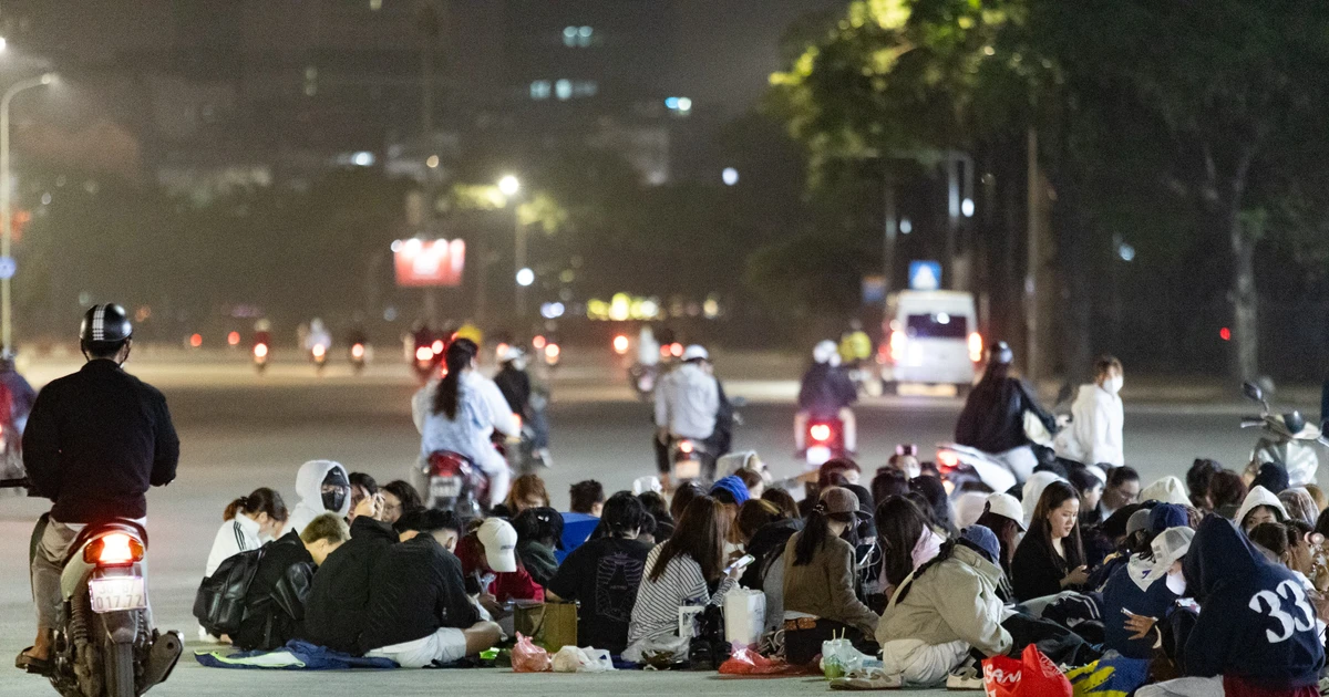 Hàng trăm bạn trẻ trắng đêm vạ vật ở Mỹ Đình: Thay nhau ngủ để giành vé 'đu rào' show Anh Trai Say Hi