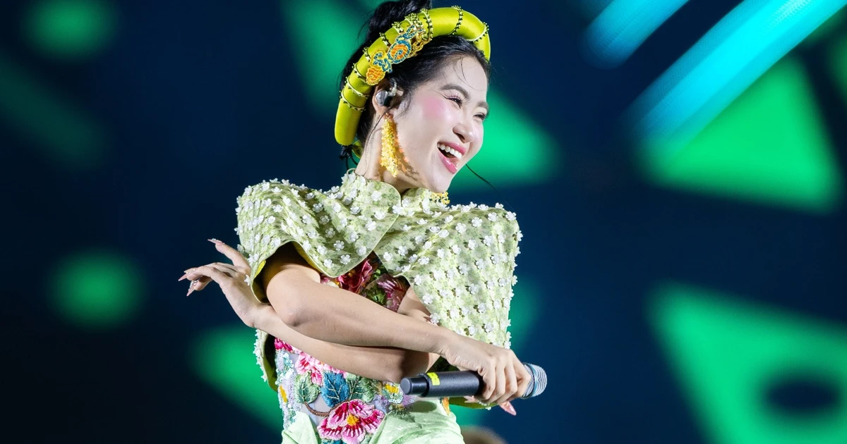 Hà Myo làm hàng vạn người nhún nhảy khi mang 'Xẩm remix' lên sân khấu Concert 'Thanh xuân'