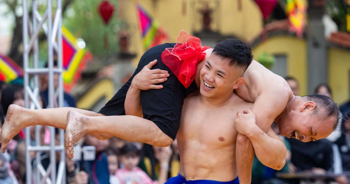 Dàn võ sĩ MMA đình đám đọ sức trên sới vật hội làng Triều Khúc