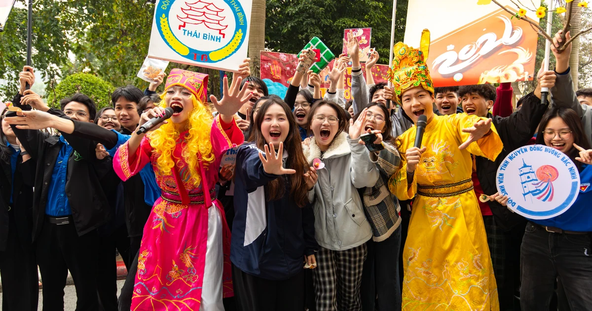 Sinh viên Đại học Kinh tế Quốc dân 'ăn tết sớm'