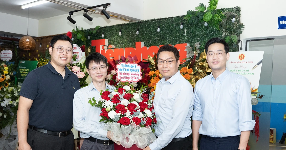 Trường Đại học Tài chính - Ngân hàng Hà Nội chúc mừng Báo Tiền Phong nhân Ngày Báo chí Cách mạng Việt Nam