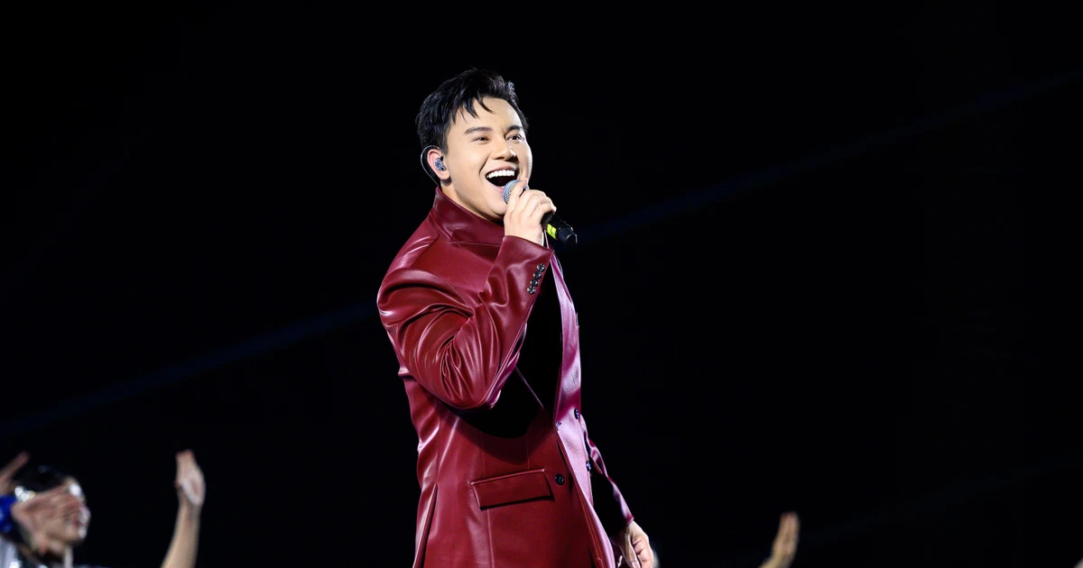 Hàng vạn khán giả 'nổi da gà' trước chất giọng nội lực của Đông Hùng tại Concert 'Thanh xuân'