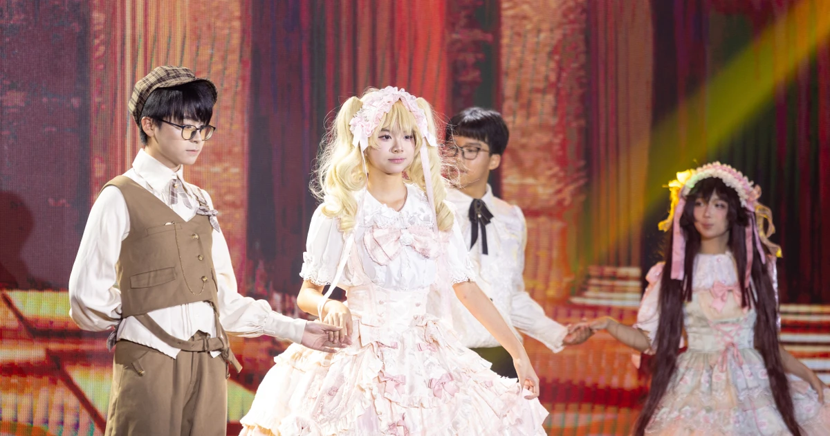 Màn cosplay của học sinh chuyên Ngoại ngữ gây chú ý