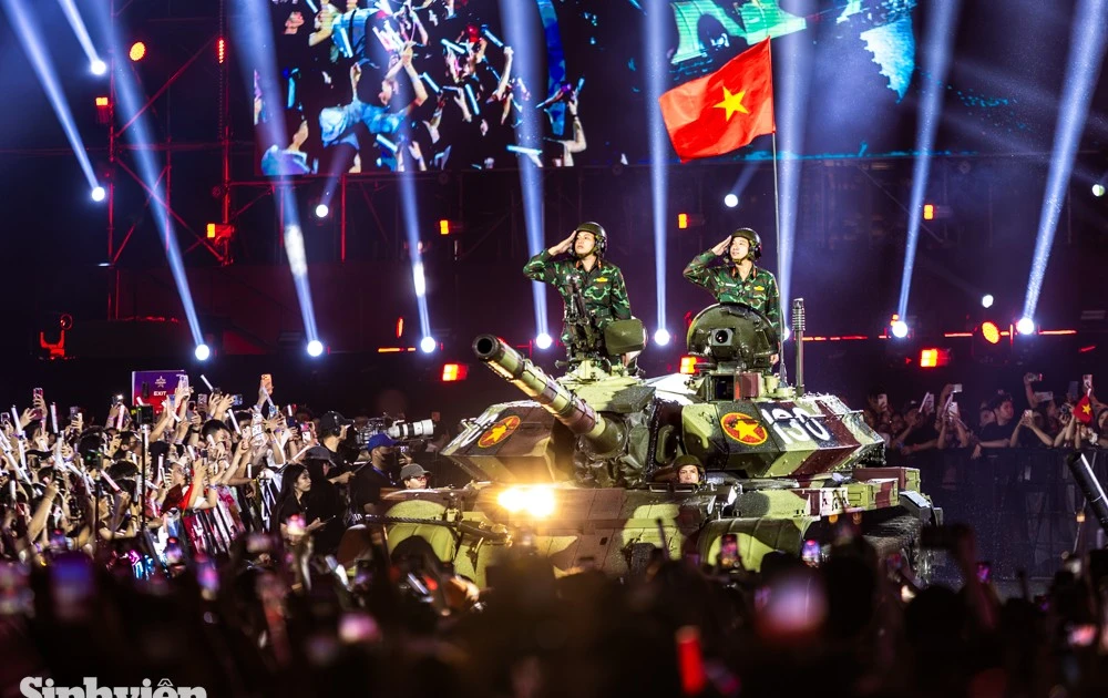 Tái hiện khoảnh khắc ‘đi giữa vòng tay nhân dân’ tại concert ‘Sao nhập ngũ 2026’
