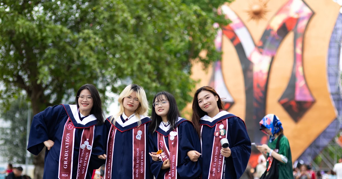 Đỉnh nóc kịch trần: Bạn trẻ rủ nhau mặc áo cử nhân, quẩy tung 'lễ tốt nghiệp' chấn động tại Gai Home Concert