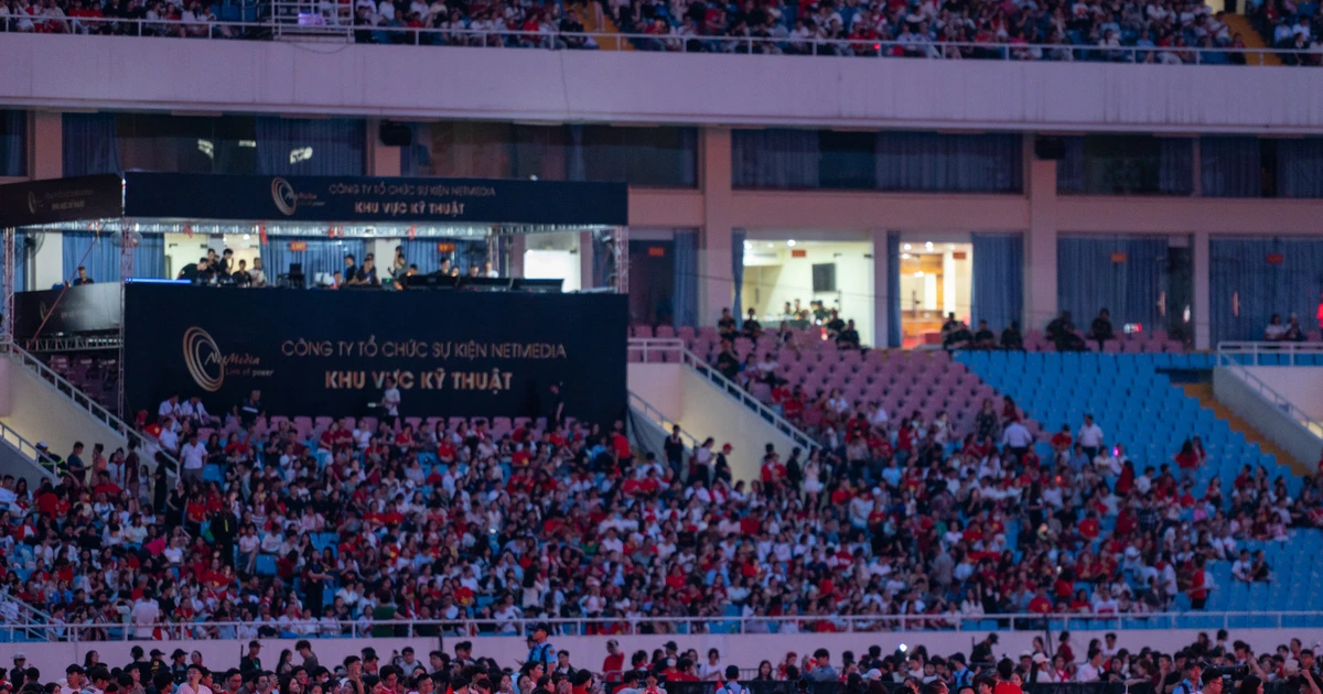 Hàng vạn người đổ về sân vận động Mỹ Đình đón xem concert Âm Vang Tổ Quốc