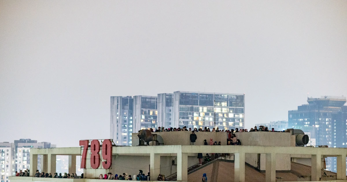 Nóc nhà cao tầng chật kín máy ảnh chờ chụp pháo hoa mừng Đại hội Đảng