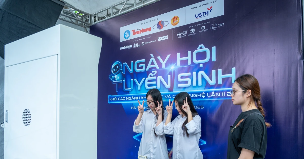 Bạn trẻ hào hứng check in photobooth miễn phí tại Ngày hội tuyển sinh khối các ngành Khoa học và Công nghệ lần thứ 2