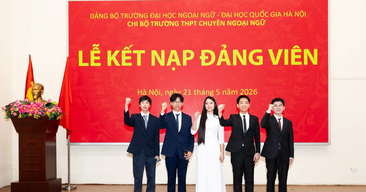 5 học sinh Chuyên Ngoại ngữ vừa được kết nạp Đảng có 'profile' xịn cỡ nào?