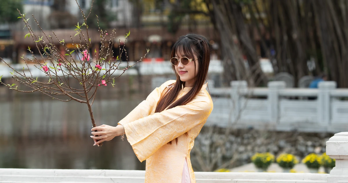 Hồ Văn - Văn Miếu khoác 'áo mới', bạn trẻ xúng xính áo dài check-in, trải nghiệm xin chữ đầu năm