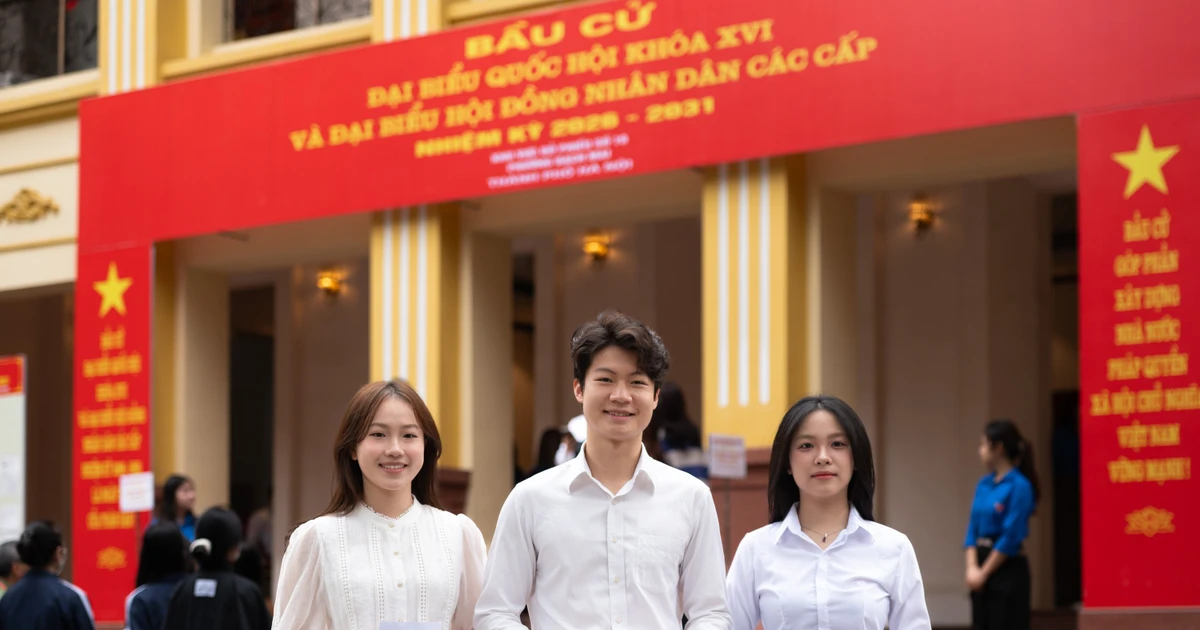 Sinh viên Thủ đô nô nức đi bầu cử từ sáng sớm: Tự hào cầm lá phiếu trọn niềm tin