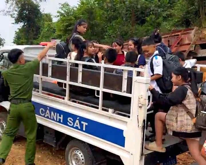 Dùng xe cảnh sát chuyên dụng, xe tải chở hàng trăm học sinh vượt suối đến trường