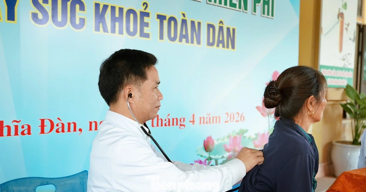 Khám phổi miễn phí cho hàng trăm người dân xã vùng cao Nghệ An