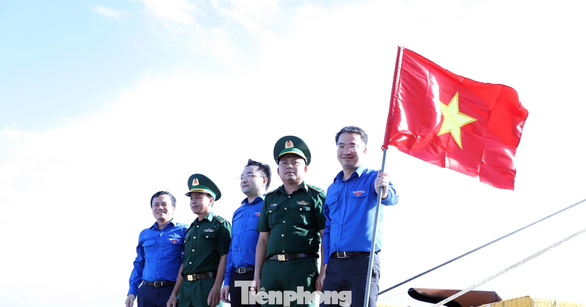 Trao ngàn yêu thương tới ngư dân Nghệ An trong Hành trình Tôi yêu Tổ quốc tôi